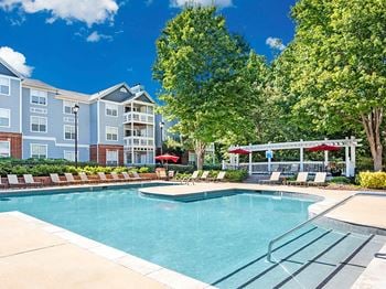 Invigorating swimming pool